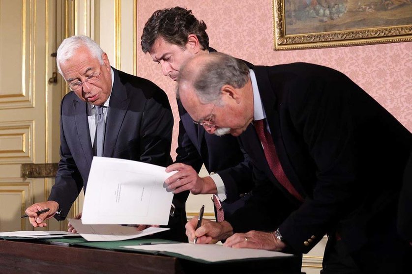 Primeiro-Ministro António Costa, presidente da CAP, Eduardo Oliveira e Sousa, e diretor-geral da APED, Gonçalo Lobo Xavier, assinar o pacto, Lisboa.