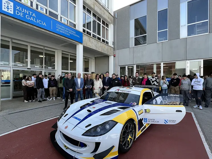 El CIFP As Mercedes se encargó de la puesta a punto del coche e incorporó un nuevo volante desde el que accionar los controles del vehículo.