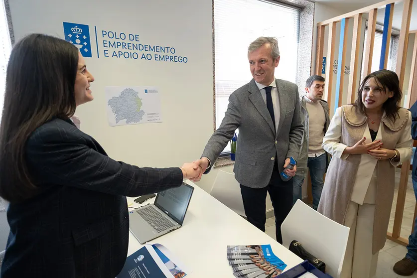 O presidente da Xunta, Alfonso Rueda, acompañado da conselleira de Promoción do Emprego e Igualdade, María Jesús Lorenzana, asiste á inauguración do Polo de Emprendemento e Apoio ao Emprego Montaña Lucense.
