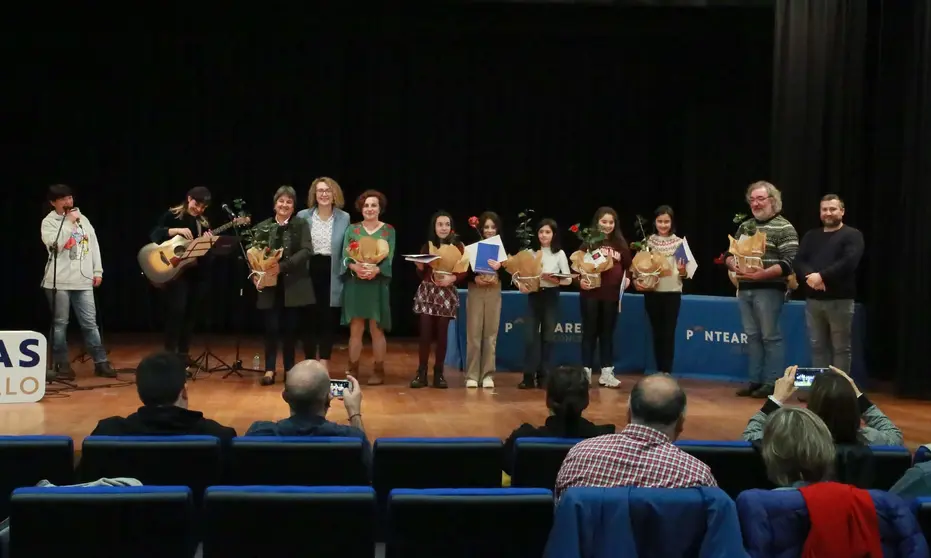 O Certame de poesía e relato ilustrado Emilia Estévez Villaverde escríbese en feminino.