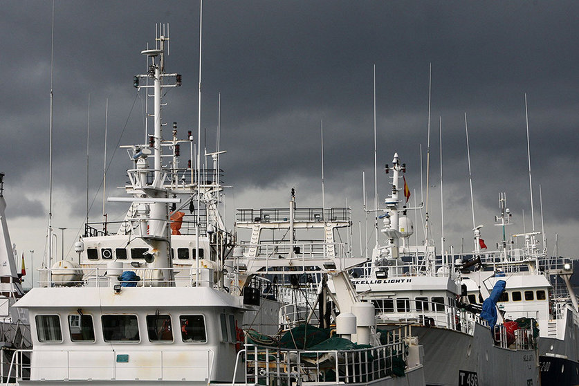 a prohibición en 87 zonas de aguas comunitarias afecta a caladeros vitales para la pesca gallega, una actividad fundamental para la economía de un tercio de los ayuntamientos de Galicia. Puerto de Vigo.