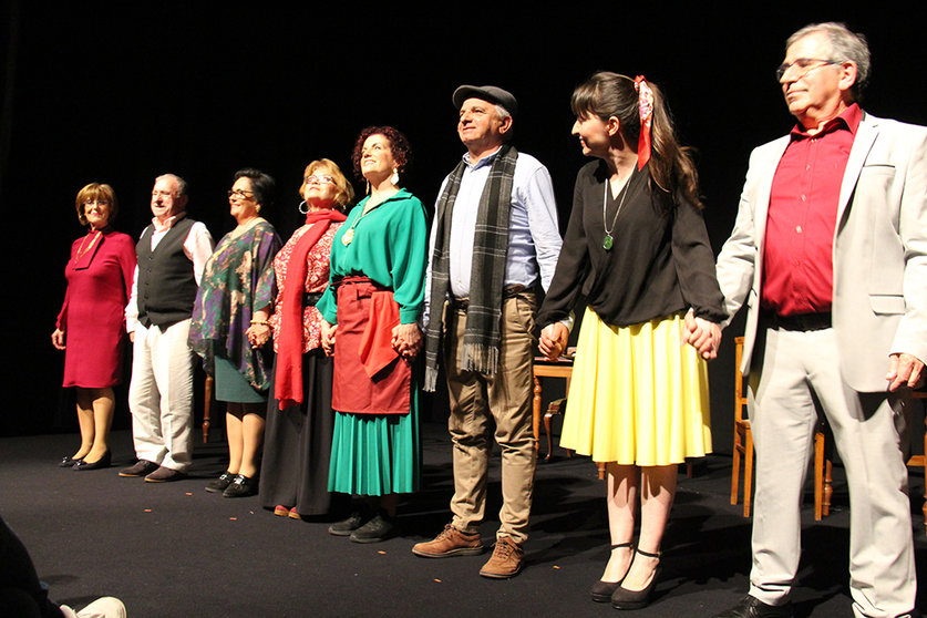 Cuadro de actores de Teatro do Vez, tras el estreno de 'Acende a Luz'.