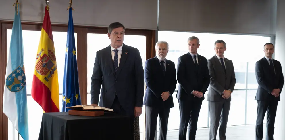 El mandatario gallego presidió la toma de posesión del nuevo delegado del Goberno central en Galicia, José Ramón Gómez Besteiro.