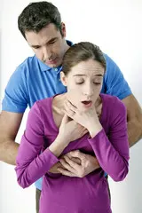 Aprender técnicas de primeros auxilios como la maniobra de Heimlich y la reanimación cardiopulmonar (RCP). Esto puede ayudar a actuar de manera rápida y efectiva en caso de emergencia.