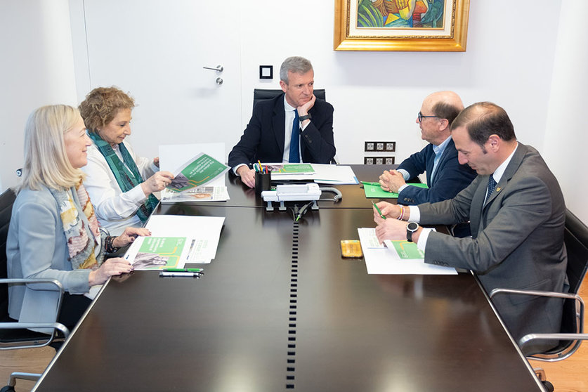 El presidente de la Xunta se reúne con representantes de la entidad en la comunidad gallega.