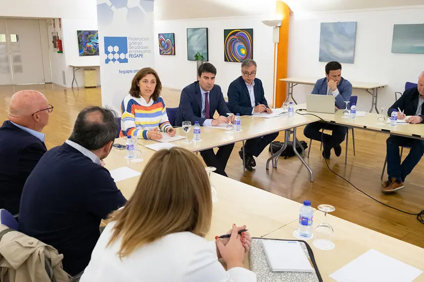 La conselleira de Medio Ambiente, Territorio e Vivenda se reunió hoy con la Federación galega de parques empresariais en el marco de una ronda de contactos para hablar de la norma.