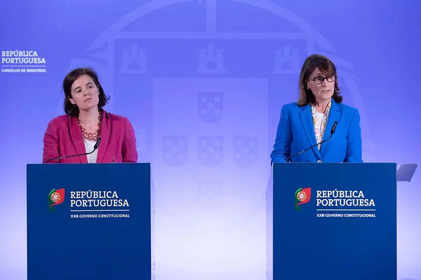 Ministras da Presidência, Mariana Vieira da Silva, e da Justiça, Catarina Sarmento e Castro, na conferência de imprensa do Conselho de Ministros,