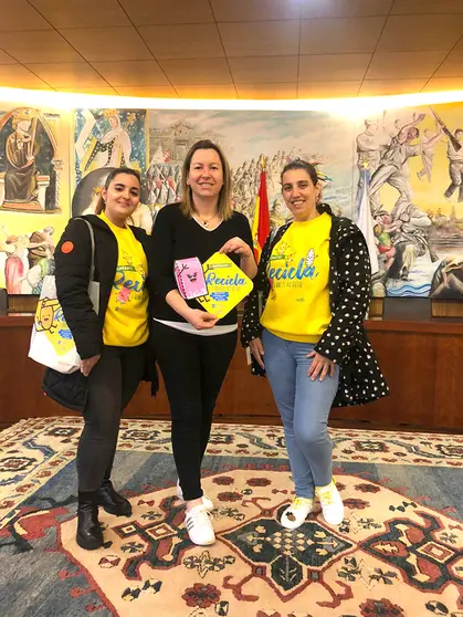 A alcaldesa de Salvaterra, Marta Valcárcel, coas monitoras Eva e Lidia que visitarán todos os comercios da nosa vila explicando o reto.