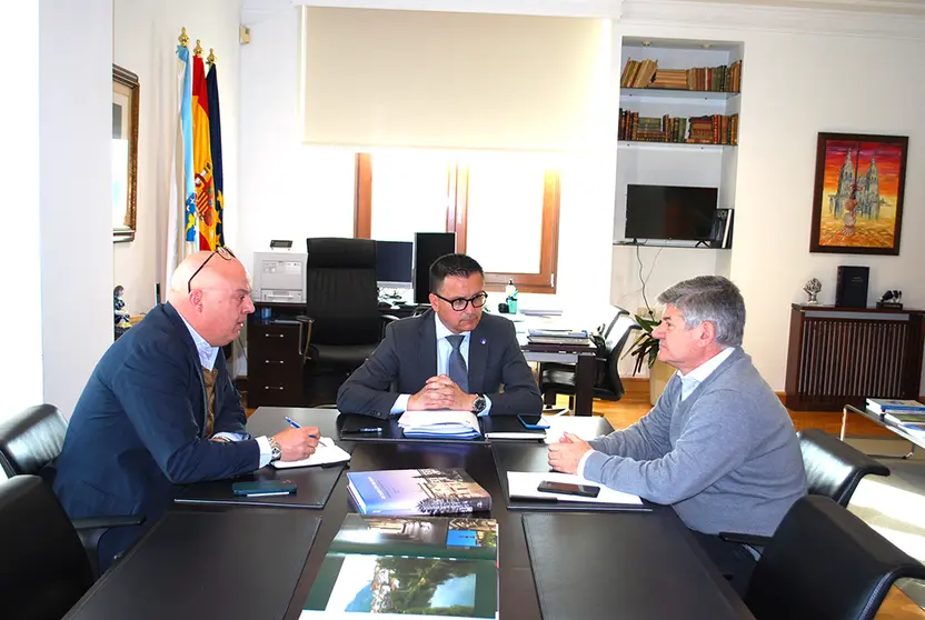 El conselleiro del Medio Rural mantuvo un encuentro con el alcalde de esta localidad ourensana.