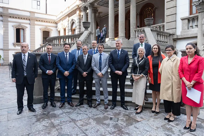 El presidente de la Xunta mantiene un desayuno con representantes del tejido industrial en México.