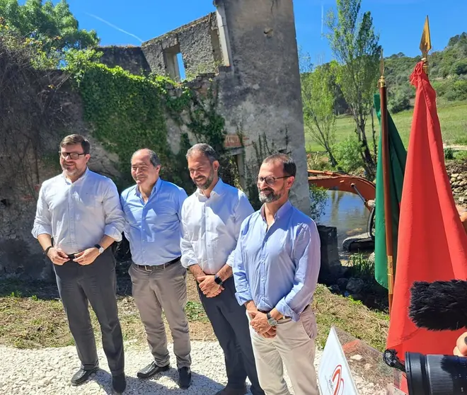 Ministro do Ambiente e da Ação Climática, Duarte Cordeiro, após a remoção de um antigo açude que impedia o curso livre do rio Alviela, Alcoutim.