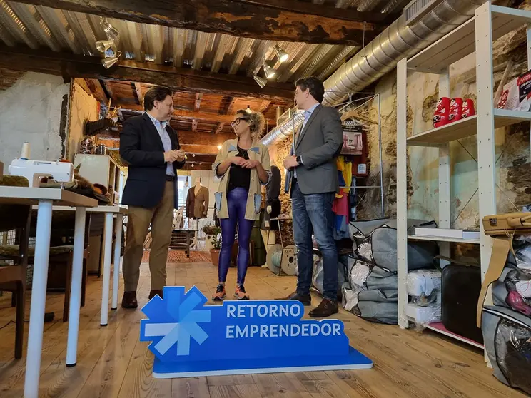 El secretario xeral da Emigración, Antonio Rodríguez Miranda, y el delegado de la Xunta en Lugo, Javier Arias, visitaron hoy el taller de esta creadora.