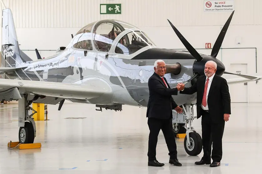 Primeiro-Ministro António Costa e Presidente do Brasil, Lula da Silva, na assinatura do acordo para desenvolver tecnologias para o avião Super Tucano, Vilas Franca de Xira.