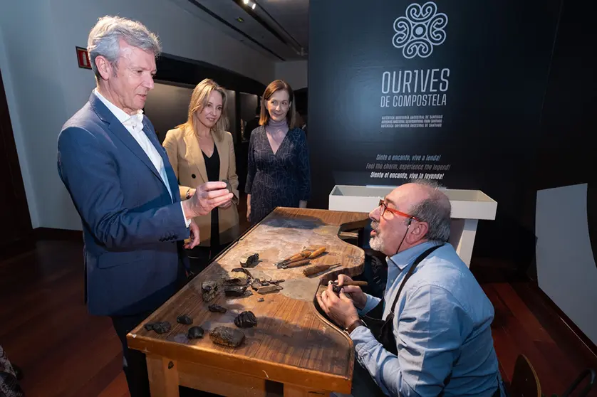 Rueda con Fernández-Tapias y Mariel Larriba.