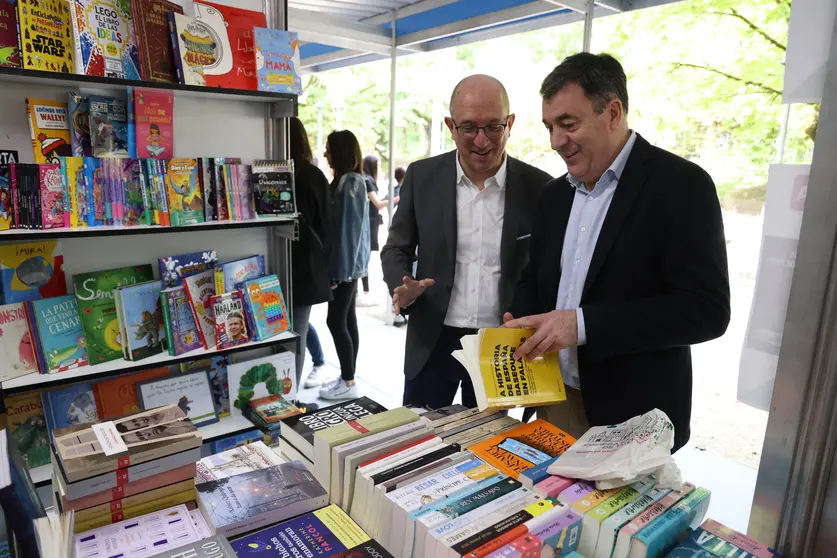 El conselleiro Román Rodríguez participa en la apertura de esta cita en el circuito impulsado por la Xunta y la Federación de Librerías de Galicia en la Alameda compostelana.