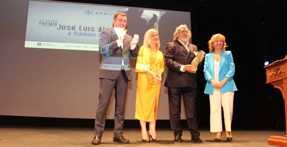 El conselleiro de Cultura, Román Rodríguez, la alcaldesa de viveiro, María Loureiro, el galardonado, Ramón Pernas, y la presidenta de la APG, María Méndez.