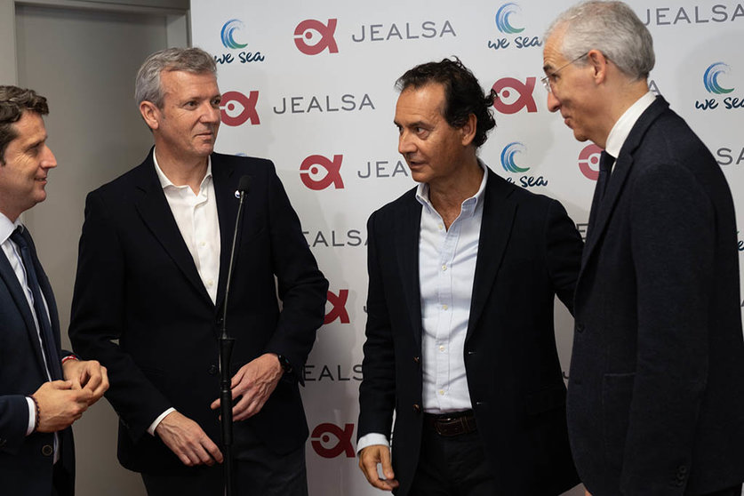 El presidente de la Xunta visitó las instalaciones del Grupo Jealsa en Boiro.