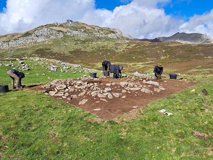 Tareas excavación arqueológica en la montaña leonesa.