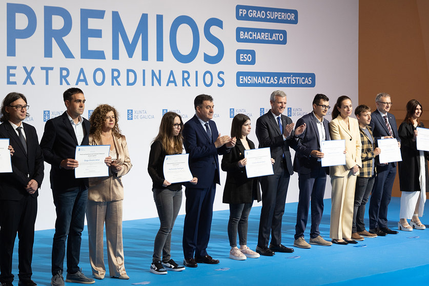 El presidente de la Xunta, acompañado del conselleiro de Cultura, Educación, FP e Universidades, Román Rodríguez, participó en la entrega de los Premios Extraordinarios de Educación.