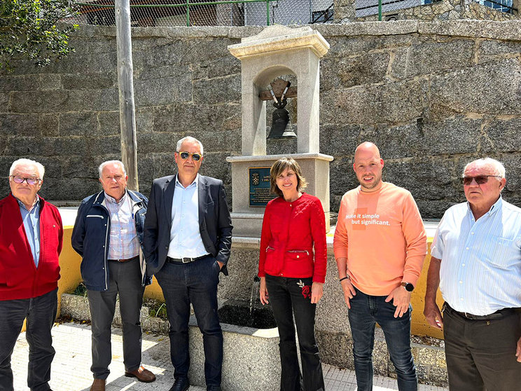 La directora de Turismo de Galicia, Nava Castro, mantuvo una reunión con el alcalde pedáneo de la Entidad Local Menor de Arcos da Condesa, José Francisco Alonso.