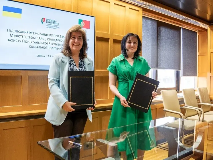 Ministra do Trabalho, Solidariedade e Segurança Social, Ana Mendes Godinho, assina memorando de entendimento na área da política social com Ministra da Política Social da Ucrânia, Oksana Zholnovych, Porto.