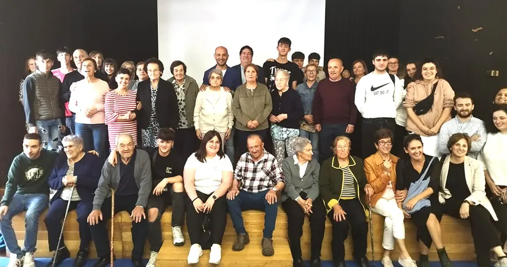 Alumnado do IES Pino Manso recolle as historias de vida das persoas usuarias de Afaga O Porriño.