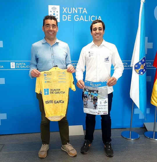 El delegado territorial de la Xunta en Pontevedra, Luis López, y Aser Estévez, en representación de los organizadores del Team Oiense.
