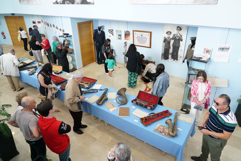 O público poderá ver a evolución da banda a través de fotografías, partituras, instrumentos, carteis, traxes e outros moitos elementos de diferentes épocas dende a súa creación no ano 1870.