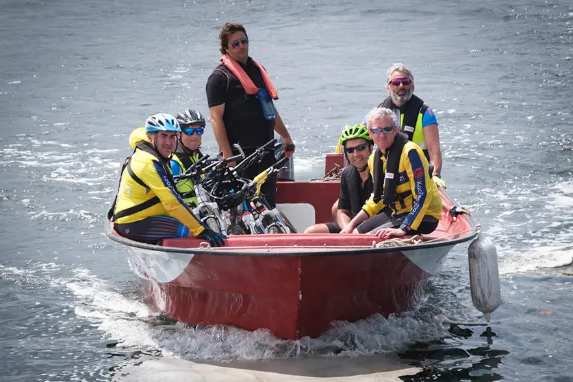 El presidente de la Xunta, Alfonso Rueda, atravesando el Miño entre la localidad lusa de Caminha y Camposancos (A Guarda, España) en el  Xacobeo Transfer durante una etapa del Camiño Portugués.