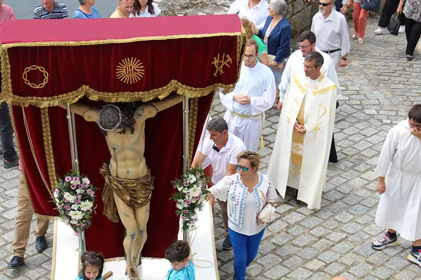 Chegando o Santo Cristo a porta da Oliva, cara a praza do Castelo.
