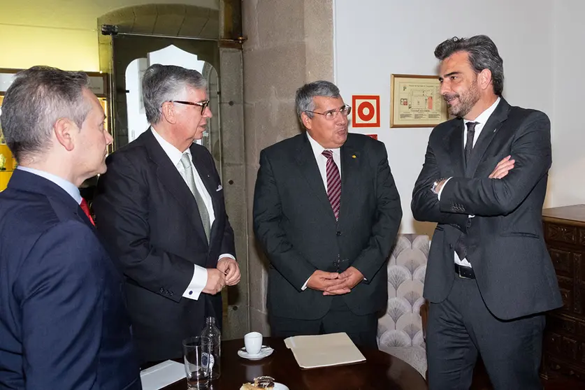O vicepresidente segundo e conselleiro de Presidencia, Xustiza e Deportes, Diego Calvo, asistirá ao almorzo-coloquio organizado pola Confederación de Empresarios de Galicia (CEG) entre o presidente da Comisión de Coordinación e Desenvolvemento Rexional do Norte de Portugal (CCDR-N), Antonio Cunha e unha representación do tecido empresarial galego. 

foto xoán crespo
