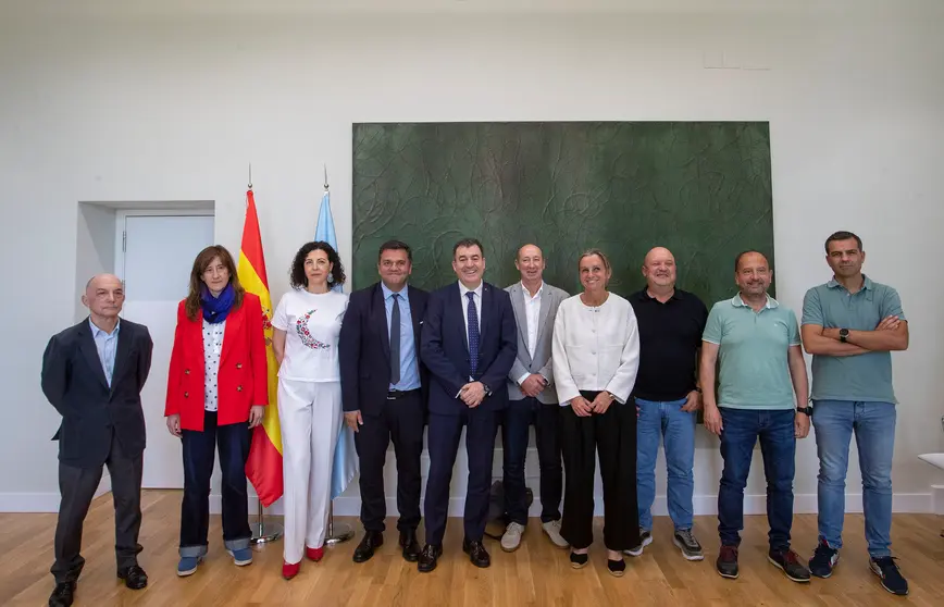 Convenio para a recolocación do profesorado con organizacións empresariais e sindicatos de docencia concertada.