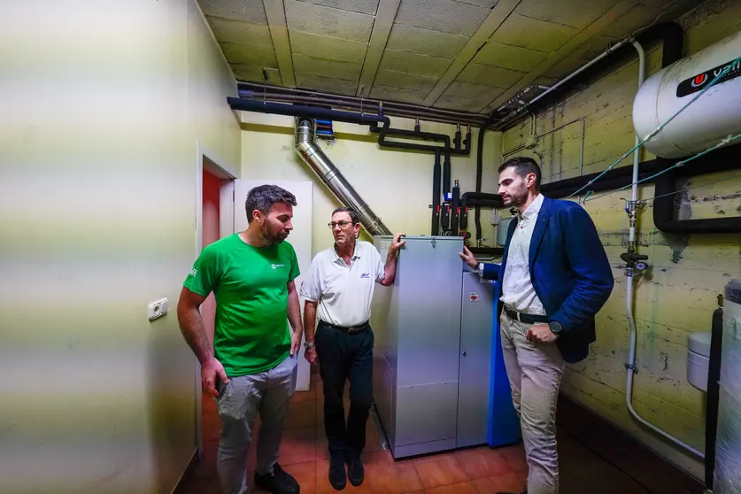 El director xeral de Planificación Enerxética e Recursos Naturais, Pablo Fernández Vila, visitó esta mañana en Nigrán una vivienda que recibió apoyos de la convocatoria anterior.