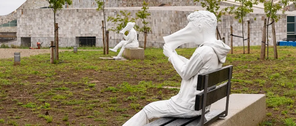 Zapping slide. Este proyecto lo suscita el problema de la incomunicación, tema tratado desde distintos puntos de vista por el filósofo Byung-Chul Han, que ha buscado las posibles causas de la alienación que generan el abuso y mal uso que se hace de las nuevas tecnologías.