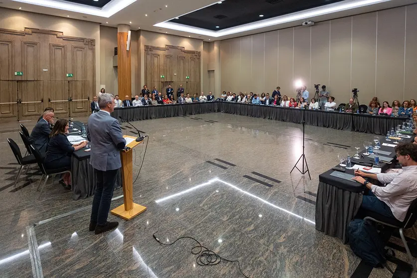 El jefe de la Xunta de Galicia, Alfonso Rueda, participa en la clausura de la jornada La gestión del diálogo social dirigida a secretarios y directivos de organizaciones empresariales. En Hotel Pazo Los Escudos,