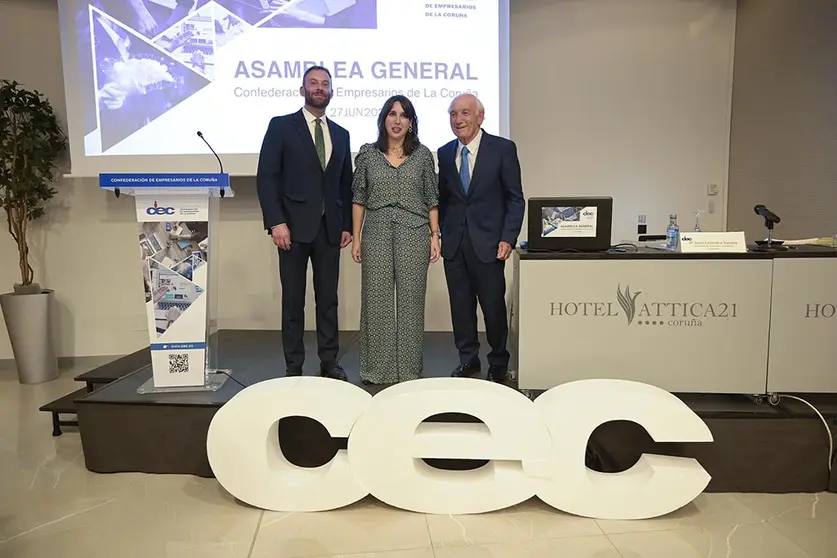 La conselleira de Economía, Industria e Innovación, María Jesús Lorenzana, asistió a la clausura de la asamblea general de la Confederación de Empresarios de A Coruña.