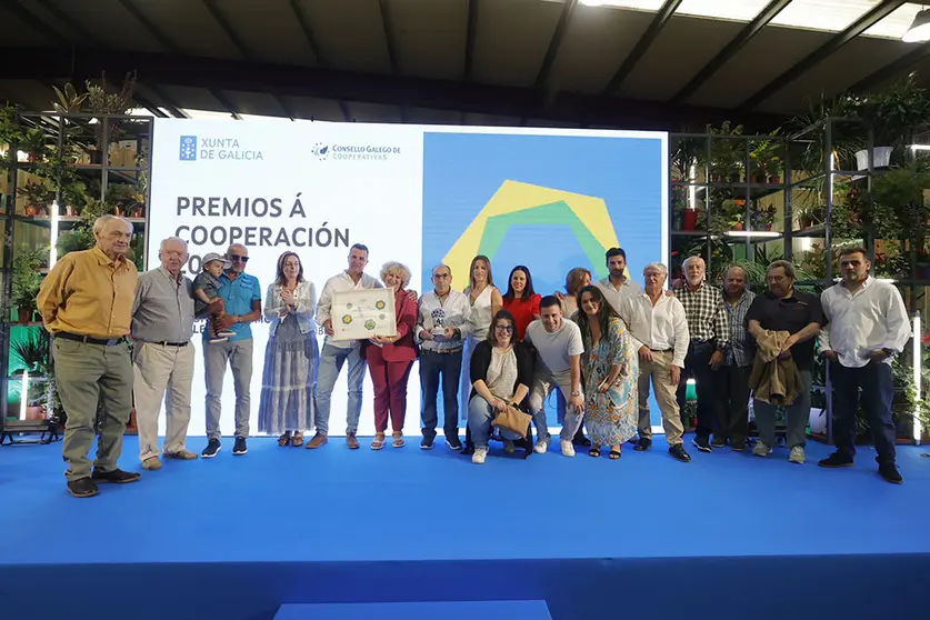 La conselleira de Promoción do Emprego e Igualdade, Elena Rivo, acompañada de la delegada territorial de la Xunta en Ferrol, Martina Aneiros, presidieron el Día galego do cooperativismo celebrado en Agroflor (Narón).