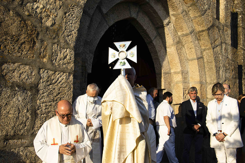 El obispo de Tui-Vigo bendijo los mares de el exterior del Templo Votivo del Mar.  ARCHIVO.