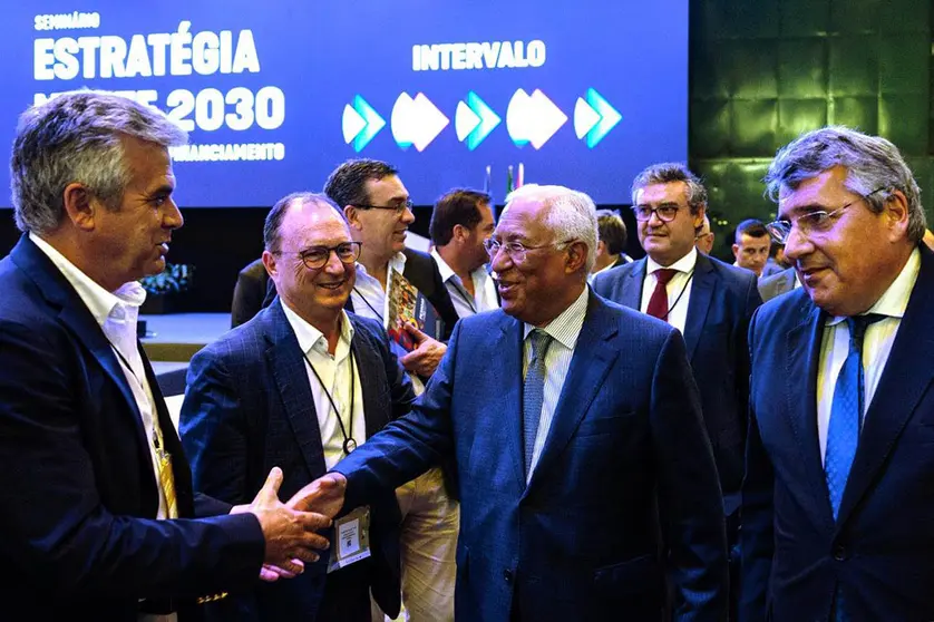 Primeiro-Ministro Ant&oacute;nio Costa cumprimentado &agrave; chegada ao semin&aacute;rio sobre o Programa Operacional Norte do PT2023, Santa Maria da Feira.
