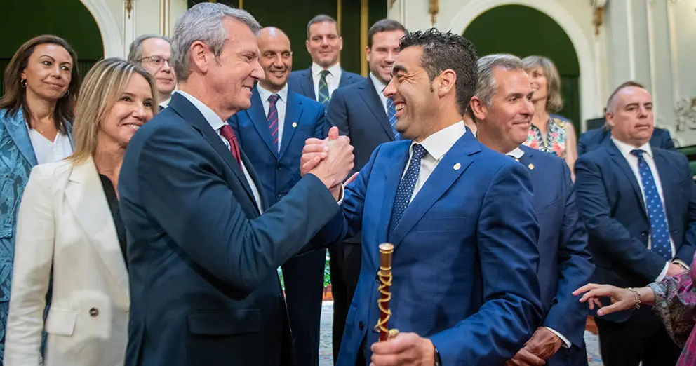 O presidente da Xunta de Galicia Alfonso Rueda felicita ao novo presidente da Deputación de Pontevedra, Luís López.
