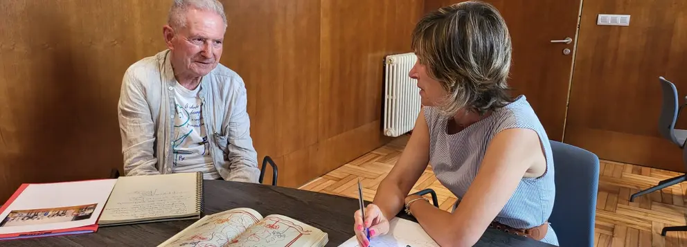 O poeta Alfonso Pexegueiro coa alcaldesa Mari Nava Castro.