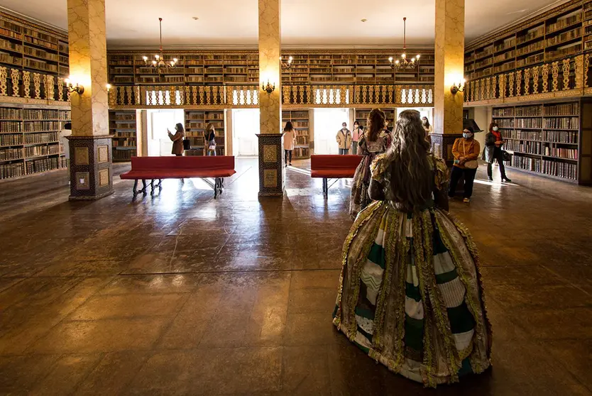 Na quarta-feira (11h00) e sexta-feira (15h00) há uma visita encenada, com elementos vestidos à época barroca a conversarem e a percorrerem com o público as estantes, salas, coleções particulares, serviços e curiosidades desta histórica biblioteca.