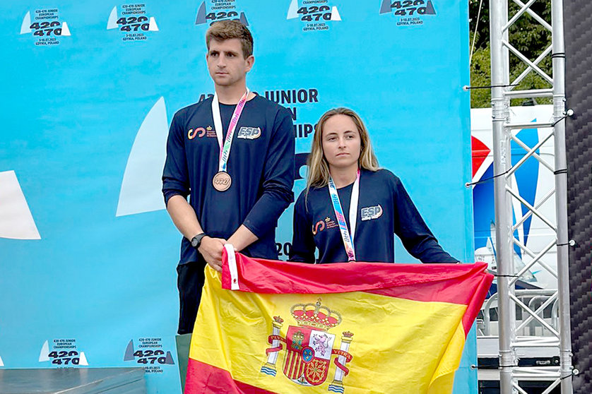 Jaime Wizner y Neus Ballester con la medalla de bronce de la general Absoluta. © HUGO FERNÁNDEZ.