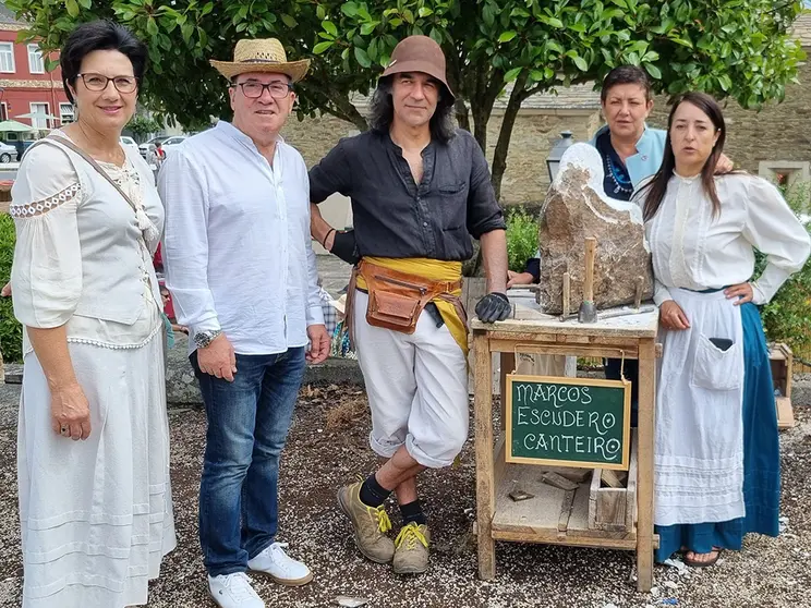 A xerente da Fundación Artesanía de Galicia, Elena Fabeiro, visitou a localidade de Rubián, onde durante toda a xornada se celebran catro obradoiros abertos ao público de iniciación á encadernación, ao gravado, á cerámica de torno e á pintura sobre madeira.
