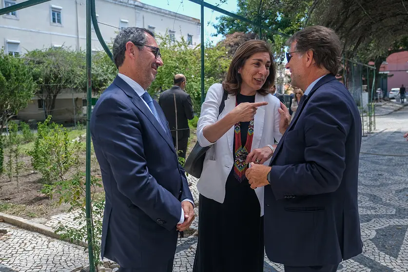 Ministra Adjunta dos Assuntos Parlamentares, Ana Catarina Mendes, com Paulo Vizeu Pinheiro, secretário-geral do Sistema de Segurança Interna (SSI), à sua direita e Luís Neves, diretor-geral da Polícia Judiciária (PJ), à sua esquerda.