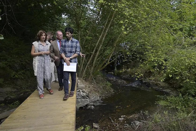 La vicepresidenta segunda y conselleira de Medio Ambiente, Territorio e Vivenda visitó las actuaciones realizadas en el entorno del río Xarío, en Miño.