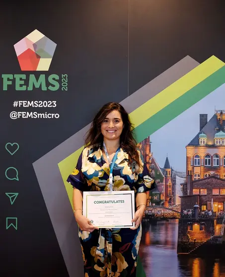 Rosana Alves, jovem investigadora da UMinho laureada pelo seu percurso pela Federação Europeia de Microbiologia.