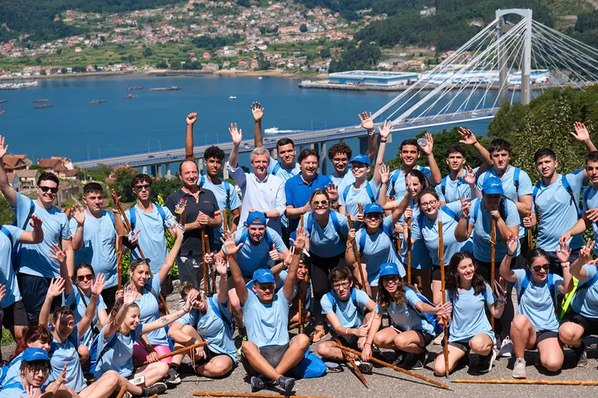 El presidente de la Xunta, Alfonso Rueda, interpreta un escenario del programa Conecta co Camiño entre Rabexa Avispeira y Camiño da Traída, en Chapela.