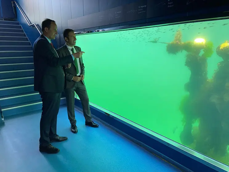 El conselleiro do Mar visitó esta semana el observatorio submarino inaugurado en marzo en el puerto de Vigo.