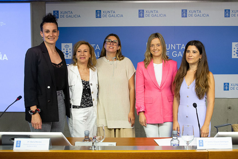 A secretaria xeral da Igualdade, Sandra Vázquez, e a presidenta da APG, María Méndez, participaron na presentación da terceira edición da campaña #IgualdadeFollowers que desenvolve a Xunta coa Asociación de Periodistas de Galicia. No salón de actos do Centro de Novas Tecnoloxías de Galicia -CNTG.